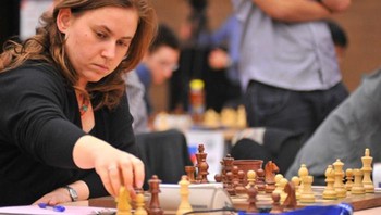 Mantan Juara Catur Dunia Garry Kasparov menggambarkan pemain catur wanita Hongaria Polgár sebagai boneka sirkus dan mengatakan bahwa pemain catur wanita harus tetap memiliki anak. Kemudian pada bulan September 2002, dalam Pertandingan Rusia versus Sisa Dunia, Polgár mengalahkan Garry Kasparov. Foto: Boredpanda