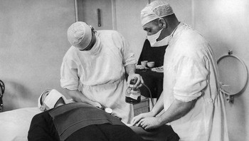 Sindrom K: penyakit palsu yang dibuat oleh dokter Italia untuk menyelamatkan orang-orang Yahudi yang melarikan diri ke rumah sakit untuk mencari perlindungan dari Nazi. Pasien Sindrom K dikarantina dan Nazi diberi tahu bahwa penyakit itu mematikan, merusak, dan sangat menular. Mereka menyelamatkan setidaknya 20 nyawa. Foto: Boredpanda