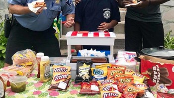 Seorang anak berusia 13 tahun membuka kedai hot dog di depan rumahnya di Minnesota, menyebabkan keluhan ke departemen kesehatan. Alih-alih menutupnya, para inspektur malah membantu usahanya dan membayar biaya USD 87 untuk izinnya dari kantong mereka sendiri. Foto: Boredpanda