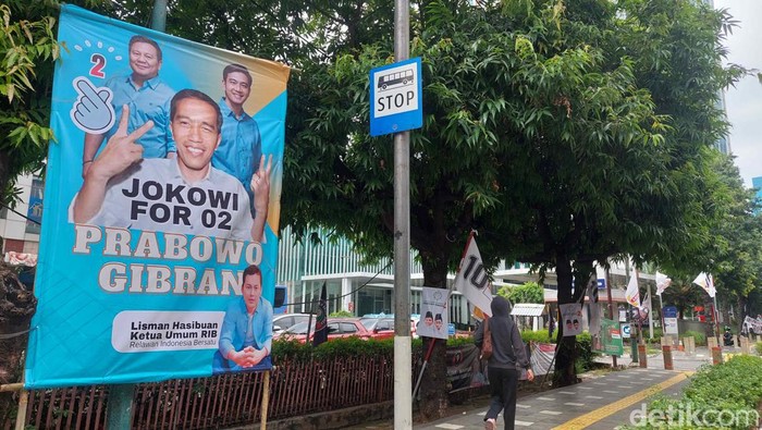 Gak Bahaya Tah, Ada Foto Jokowi di Baliho dukung Prabowo-Gibran