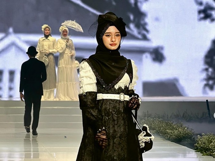 Gaya Inara Rusli jadi model runaway