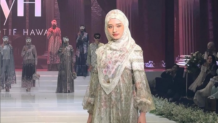 Gaya Inara Rusli jadi model runaway