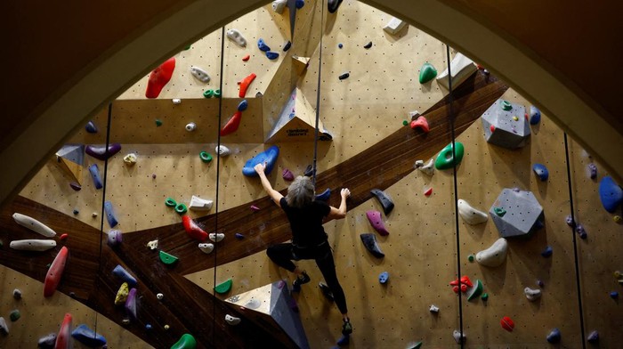Gereja Abad 19 di Paris Diubah Jadi Pusat Latihan Panjat Dinding A woman practices climbing in a former 19th century chapel at the Climbing District place in Paris, France, January 22, 2024. REUTERS/Sarah Meyssonnier