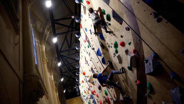 Gereja Abad 19 di Paris Diubah Jadi Pusat Latihan Panjat Dinding A woman practices climbing in a former 19th century chapel at the Climbing District place in Paris, France, January 22, 2024. REUTERS/Sarah Meyssonnier