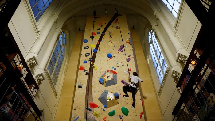 Gereja Abad 19 di Paris Diubah Jadi Pusat Latihan Panjat Dinding A woman practices climbing in a former 19th century chapel at the Climbing District place in Paris, France, January 22, 2024. REUTERS/Sarah Meyssonnier