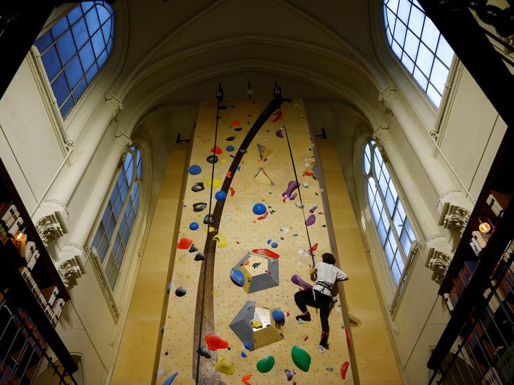 Gereja Abad 19 di Paris Diubah Jadi Pusat Latihan Panjat Tebing