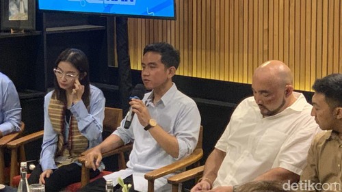 Cawapres Gibran Rakabuming Raka (dua dari kiri) dalam acara Gimmick Gibran di Denpasar, Jumat (26/1/2024).