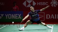 Pada gim pertama, Ginting unggul 21-17 dari Loh.  