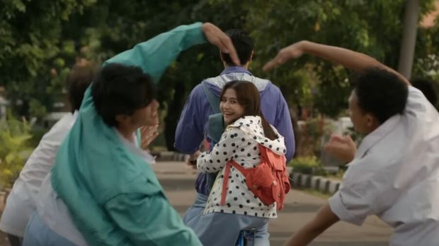 Cuplikan adegan dalam film Gita Cinta dari SMA.