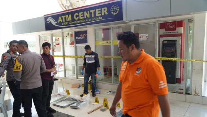Dua mesin anjungan tunai mandiri (ATM) di Bandara Djalaluddin Gorontalo dibobol maling.