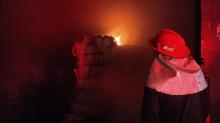 Gudang penyimpanan tembakau di Pamekasan kebakaran.