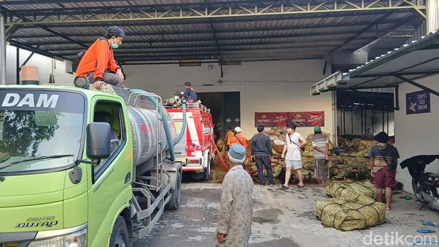 Gudang penyimpanan tembakau di Pamekasan kebakaran.