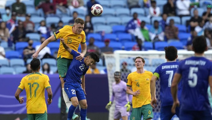 Australias Harry Souttar heads the ball over Uzbekistans Abbosbek Fayzullaev during the Asian Cup Group B soccer match between Australia and Uzbekistan at Al Janoub Stadium in Doha, Qatar, Tuesday, Jan. 23, 2024. (AP Photo/Thanassis Stavrakis)