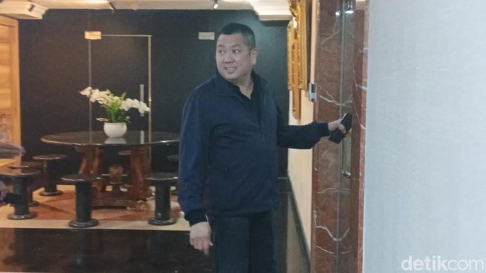 Hary Tanoesoedibjo sambangi Polda Metro Jaya malam ini. (Wildan/detikcom)