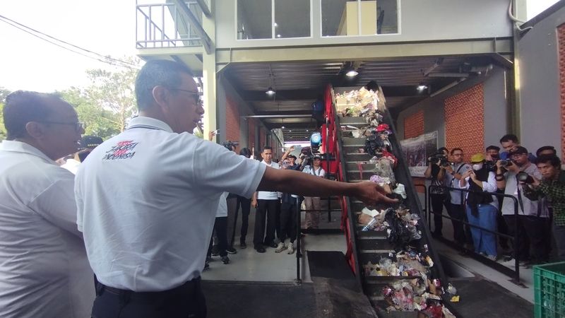 Heru budi Hartono resmikan TPS 3R (Brigitta/detikcom)
