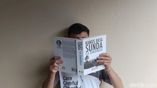 Ilustrasi Kamus Bahasa Sunda.