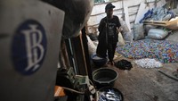 Komunitas Limbah Berkah yang berdiri sejak 2021 itu mengupayakan hilirisasi sampah plastik menjadi produk bernilai seperti puzzle permainan anak, sampul buku, suvenir hingga meja serta kursi belajar dengan harga jual mulai dari Rp 15.000 sampai Rp 150 ribu per barang. 
