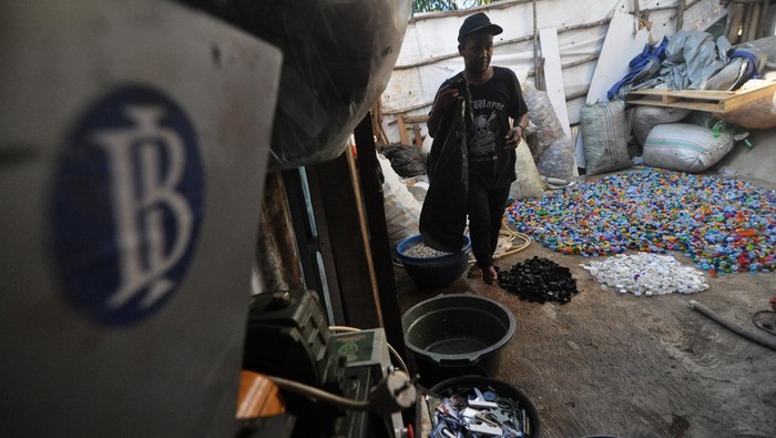 Industri hilirisasi sampah plastik di Bengkulu Pekerja menyortir tutup botol plastik sebelum proses pencacahan di rumah industri hilirisasi sampah Komunitas Limbah Berkah di Kelurahan Suka Rami, Kecamatan Selebar, Kota Bengkulu, Bengkulu, Kamis (25/1/2024). Komunitas Limbah Berkah yang berdiri sejak 2021 itu mengupayakan hilirisasi sampah plastik menjadi produk bernilai seperti puzzle permainan anak, sampul buku, suvenir hingga meja serta kursi belajar dengan harga jual mulai dari Rp15.000 sampai Rp150 ribu per barang. ANTARA FOTO/Muhammad Izfaldi/rwa.