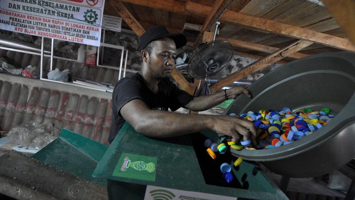 Pekerja menyortir tutup botol plastik sebelum proses pencacahan di rumah industri hilirisasi sampah Komunitas Limbah Berkah di Kelurahan Suka Rami, Kecamatan Selebar, Kota Bengkulu, Bengkulu, Kamis (25/1/2024). Komunitas Limbah Berkah yang berdiri sejak 2021 itu mengupayakan hilirisasi sampah plastik menjadi produk bernilai seperti puzzle permainan anak, sampul buku, suvenir hingga meja serta kursi belajar dengan harga jual mulai dari Rp15.000 sampai Rp150 ribu per barang. ANTARA FOTO/Muhammad Izfaldi/rwa.