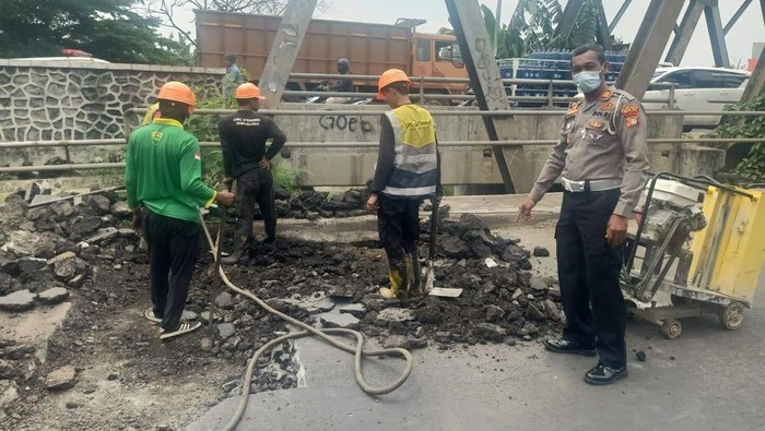 Jembatan Cipendawa ruas Jalan Cipendawa arah Bantar Gebang, Kota Bekasi, amblas karena banyak baut yang hilang. Jembatan itu mulai diperbaiki. (dok Satlantas Polres Metro Bekasi Kota)