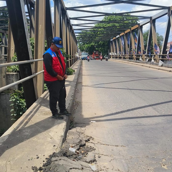 Jembatan Cipendawa ruas Jalan Cipendawa arah Bantar Gebang, Kota Bekasi, ditutup sementara gara-gara amblas. Saat ini dilakukan rekayasa lalin contraflow. (dok Pemkot Bekasi)