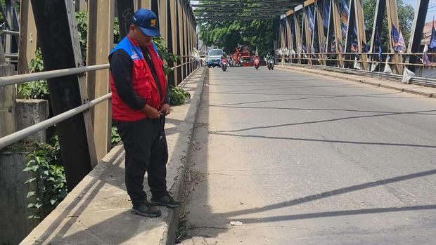 Jembatan Cipendawa ruas Jalan Cipendawa arah Bantar Gebang, Kota Bekasi, ditutup sementara gara-gara amblas. Saat ini dilakukan rekayasa lalin contraflow. (dok Pemkot Bekasi)