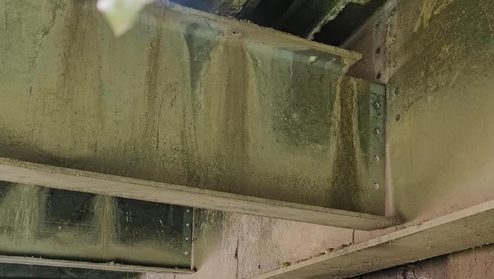 Jembatan Cipendawa ruas Jalan Cipendawa arah Bantar Gebang, Kota Bekasi, ditutup sementara gara-gara amblas. Saat ini dilakukan rekayasa lalin contraflow. (dok Pemkot Bekasi)