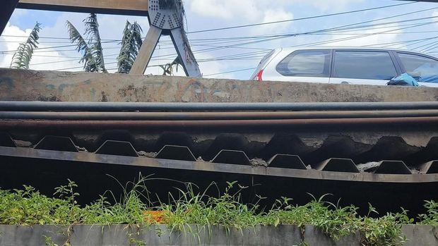 Jembatan Cipendawa ruas Jalan Cipendawa arah Bantar Gebang, Kota Bekasi, ditutup sementara gara-gara amblas. Saat ini dilakukan rekayasa lalin contraflow. (dok Pemkot Bekasi)