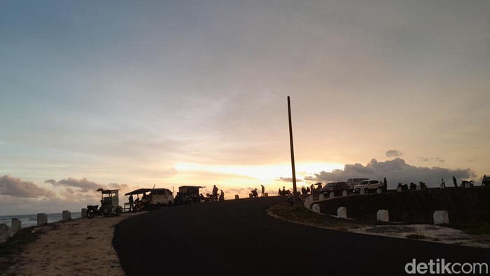 Jembatan WR jadi alah satu spot asyik melihat sunset di Pangandaran.