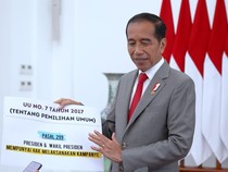Jokowi Bawa Kertas Besar, Tunjukkan Aturan soal Presiden Boleh Kampanye