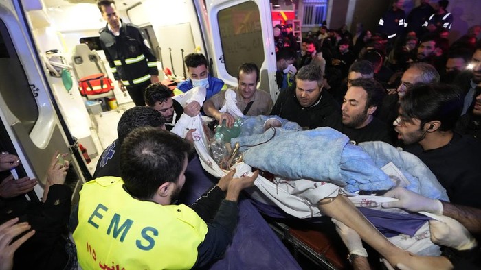 Kebakaran Melalap Sebuah Rumah Sakit di Iran Firefighters spray water on flames after a huge fire erupted multiple floors of Gandhi hospital, in northern Tehran, Iran, Thursday, Jan. 25, 2024. (AP Photo/Vahid Salemi)