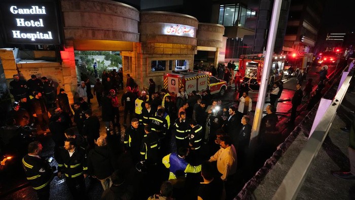 Kebakaran Melalap Sebuah Rumah Sakit di Iran Firefighters spray water on flames after a huge fire erupted multiple floors of Gandhi hospital, in northern Tehran, Iran, Thursday, Jan. 25, 2024. (AP Photo/Vahid Salemi)
