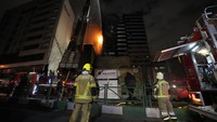 Kebakaran terjadi sekitar pukul 19.00 malam waktu setempat, membakar bagian depan rumah sakit Ghandi di Teheran.  