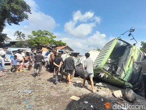 5 Fakta Truk Adu Banteng Vs 4 Kendaraan di Sumedang