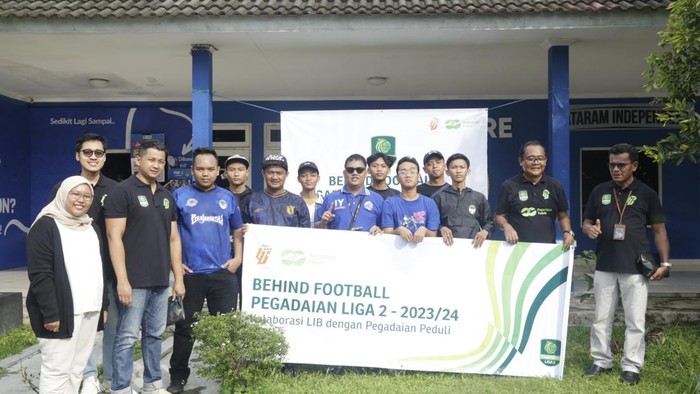 Kegiatan penanaman pohon di area Monumen PSSI oleh PT LIB, manajemen PSIM Jogja, serta suporter Brajamusti dan The Maident, Jumat (26/1/2024).
