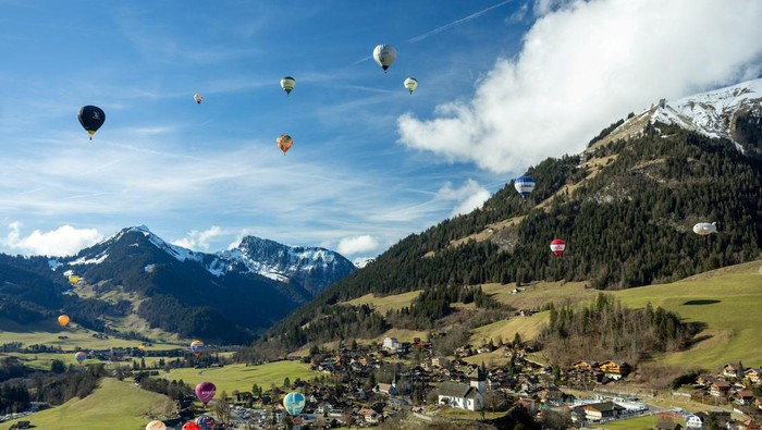 A balloon takes part in the 44th International Hot Air Balloon Festival in Chateau-d'Oex, Switzerland January 25, 2024. REUTERS/Denis Balibouse