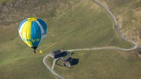 Di festival ini pengunjung bisa menikmati keindahan pegunungan Swiss dari balon udara.  