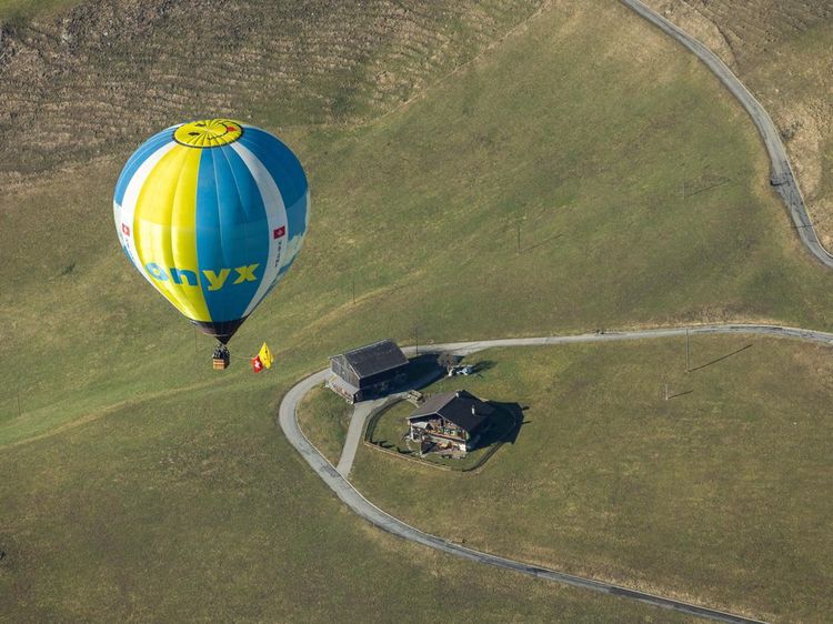 Keindahan Swiss Terlihat dari Balon Udara