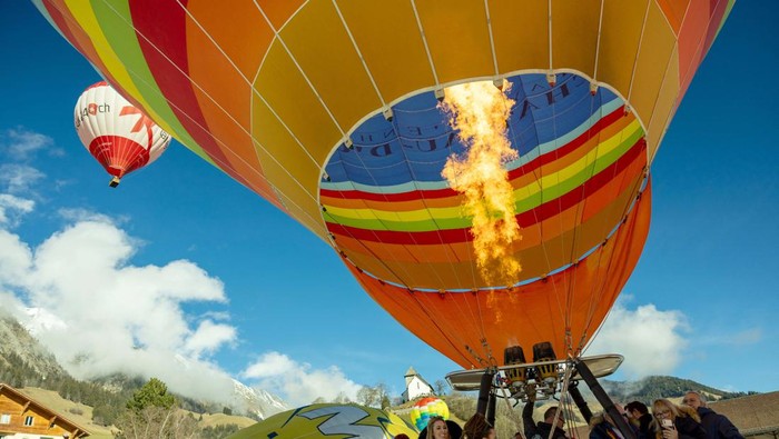 A balloon takes part in the 44th International Hot Air Balloon Festival in Chateau-d'Oex, Switzerland January 25, 2024. REUTERS/Denis Balibouse