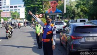 Petugas Kepolisian dari Satlantas Polrestabes Surabaya bersama Dishub Kota Surabaya akan berjaga pada pagi dan siang hari di kawasan Jembatan Mayangkara.