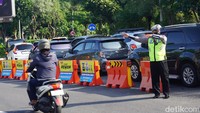 Penutupan Jembatan Mayangkara untuk kendaraan roda dua atau motor yang dari arah selatan atau Sidoarjo. Selama 24 jam pemotor dilarang melintas.