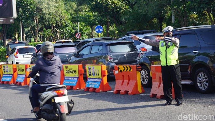 Kendaraan Roda Dua Dilarang Melintas Jembatan Mayangkara Surabaya Satlantas Polrestabes Surabaya dan Dishub mengeluarkan kebijakan kendaraan roda dua dari arah Sidoarjo dilarang melintasi Jembatan Mayangkara, buntut kecelakaan yang menewaskan pemotor, Jumat (26/1/2023).
