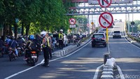 Anggota Satlntas Polrestabes Surabaya juga berjaga di sisi utara Jembatan Mayangkara dari arah Surabaya. Mereka menginggatkan pengendara yang ngeyel melintas.