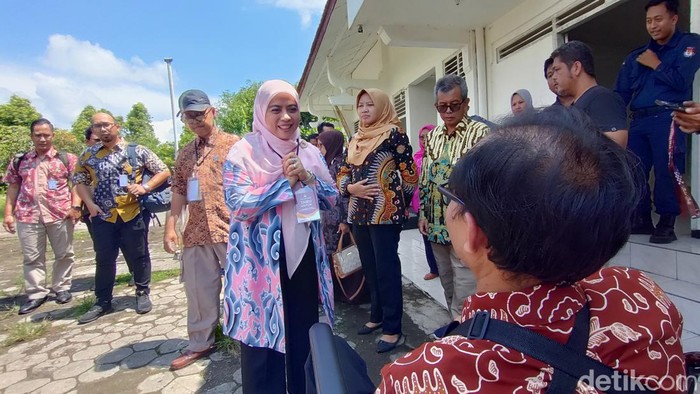 Ketua Divisi Data dan Informasi KPU RI, Betty Epsilon Idroos saat kunjungan kerja di Gudang Logistik Pemilu 2024 di Kulon Progo, Jumat (26/1/2024).