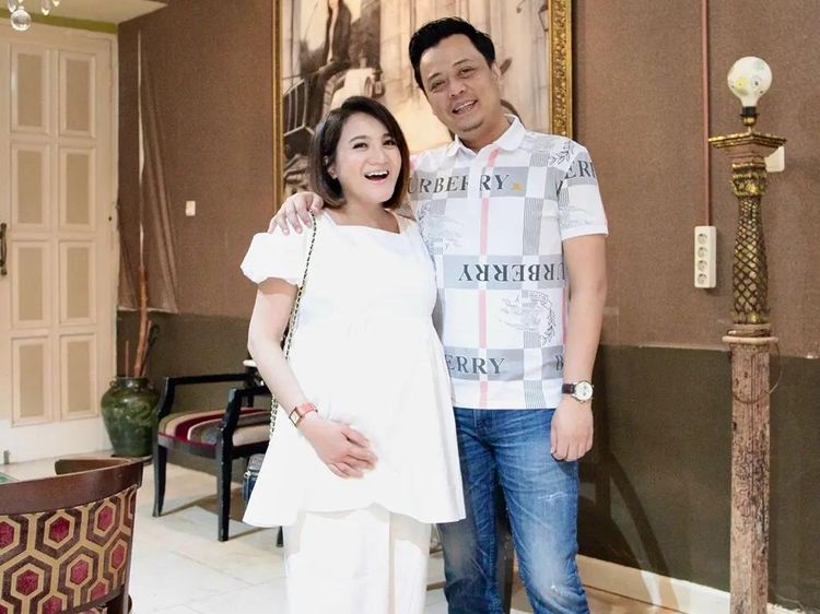 Serunya Kiki Amalia Kulineran dan Jajan Es Krim Durian Bareng Suami