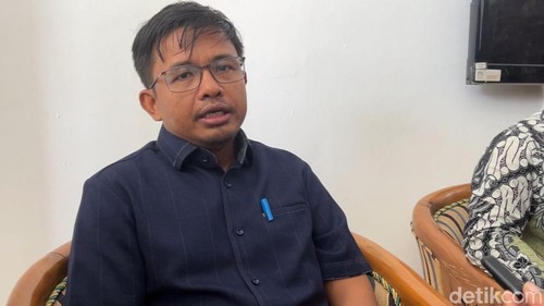 Komisioner Komisi Pemilihan Umum (KPU) RI Idham Holik ditemui di Kantor KPU Solo, Jumat (26/1/2024).