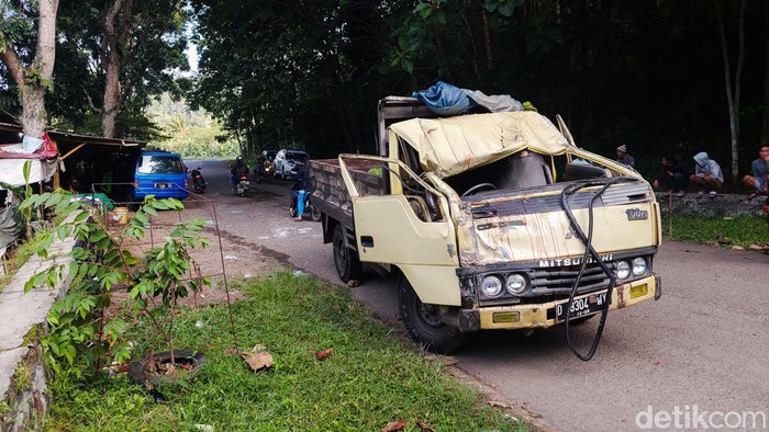 Kondisi Truk Angkut Peziarah Terguling di Jalan Raya Saguling