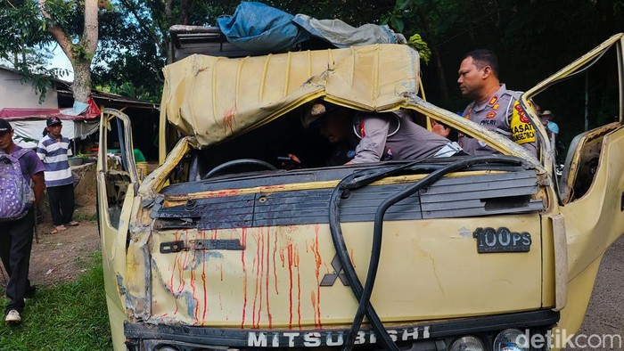 Kondisi Truk Peziarah Kecelakaan di Jalan Raya Saguling