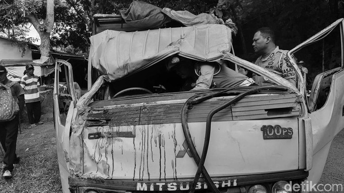 Kondisi Truk Peziarah Kecelakaan di Jalan Raya Saguling