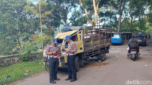 Kondisi Truk Peziarah Kecelakaan di Jalan Raya Saguling